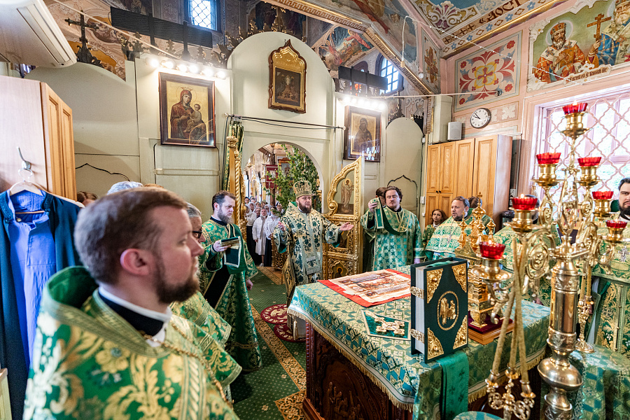Божественная литургия в День Святого Духа в Троицком храме в Наташине города Люберцы